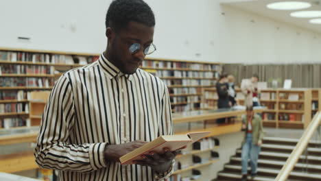 Hombre-Africano-Leyendo-Un-Libro-En-La-Biblioteca